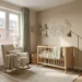 Moderne babykamer met natuurlijke kleuren en houten meubels als voorbeeld van de trends van 2026