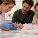ouders bij baby die hielprik krijgt van dokter